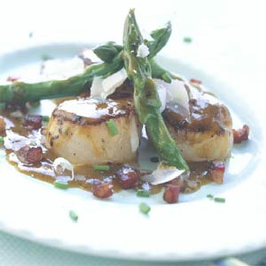 Pan-seared Scallops with Asparagus and Pancetta - 2016 Private Reserve White